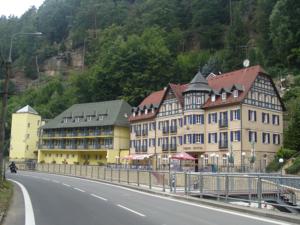 Erzgebirge:  Das Hotel Praha in Hřensko stammt aus dem Jahre 1910 und e...