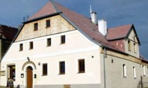 Westböhmische Kurorte:  Diese Pension in Tepla liegt neben der Kirche und einem Bru...