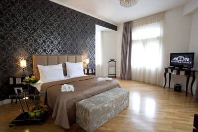 Hotel Deminka Palace in Prag: Hotel Deminka Palace in Prag ab 37,- €. Das Deminka Palace bietet luxuriöse Unterkunft im Zentrum von Prag, weniger als 5 Gehminuten vom Wenzelsplatz entfernt. WLAN nutzen Sie im gesamten Hotel kostenfrei. Der Altstädter Ring mit der astronomischen Uhr Orloj ist 1,5 km entfernt. Das 4-Sterne-Hotel befindet sich in der tschechischen Hauptstadt Prag. Ab 37,- EUR pro Zimmer und Nacht - buchen Sie jetzt!