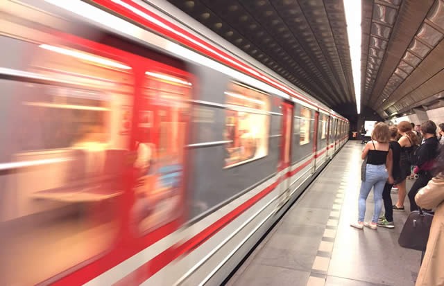 Metro Prag Nahverkehr mit UBahn, Bus und Straßenbahn in