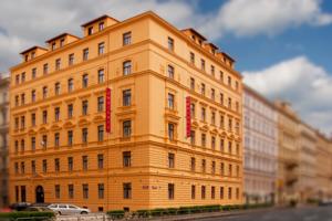 Prag:  Das Ambiente Hotel erwartet Sie mit einer Sonnenterrasse im...