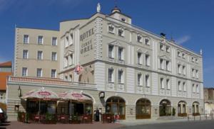 Erzgebirge:  Das 3-Sterne-Hotel Černý Orel liegt in der Innenstadt von...