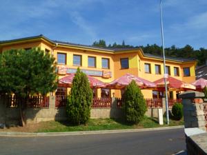 Erzgebirge:  Das Hotel Pohádka in Most besitzt ein mit Märchenmotiven ...