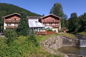 Isergebirge:  Das Hotel U Můstků mit Restaurant befindet sich in Desná...