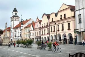 Südböhmen:  Am historischen Stadtplatz in Třeboň (Wittingau) empfäng...