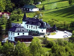 Beskiden:  Das Hotel Zlatý Orel liegt von angelegten Gärten umgeben ...