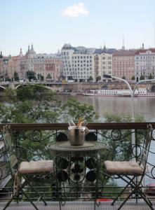 Riverfront Apartment in Prag