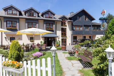 Augustusberg Hotel & Restaurant in Bad Gottleuba: Hotel in Bad Gottleuba ab 95,- €. Dieses Hotel am Rande der Sächsischen Schweiz bietet herrlichen Blick über Dresden und das Osterzgebirge. In Berghotel Augustusberg erwarten Sie neben atemberaubender Aussicht auch im Landhausstil gestaltete Zimmer mit einem eigenen Bad und ein Panoramarestaurant, in dem frisch zubereitete Gerichte der regionalen Küche serviert werden. <b>Das Augustusberg Hotel befindet sich im Bundesland Sachsen im Landkreis Sächsische Schweiz-Osterzgebirge und liegt 11 km von der tschechischen Grenze entfernt.</b> Ab 95,- EUR pro  und Nacht - buchen Sie jetzt!