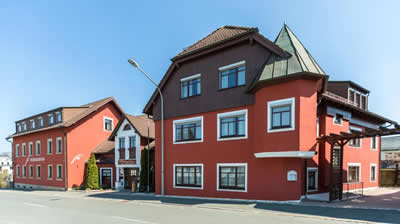 Hotel Fränkischer Hof in Rehau: Hotel in Rehau ab 79,- €. Dieses 3-Sterne-Landhotel bietet eine reizvolle Atmosphäre und befindet sich im ruhigen Zentrum von Rehau am Rande der malerischen Landschaft des Fichtelgebirges. Die Zimmer sind gemütlich eingerichtet und bieten einen Flachbild-TV und ein eigenes Bad. <b>Das Hotel Fränkischer Hof befindet sich im Bundesland Bayern im Landkreis Hof und liegt 7 km von der tschechischen Grenze entfernt.</b> Ab 79,- EUR pro  und Nacht - buchen Sie jetzt!