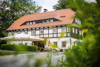 Hotel Alte Schmiede in Lückendorf: Hotel in Lückendorf ab 42,- €. Im Gasthof Alte Schmiede im Luftkurort Lückendorf erwarten Sie ein Restaurant, ein Fitnesscenter, eine Bar und ein Garten. Neben einem Zimmerservice bietet diese Unterkunft auch eine Terrasse. Privatparkplätze können gegen Aufpreis arrangiert werden. <b>Das Hotel befindet sich im Bundesland Sachsen im Landkreis Görlitz und liegt 1 km von der tschechischen Grenze entfernt.</b> Ab 42,- EUR pro  und Nacht - buchen Sie jetzt!