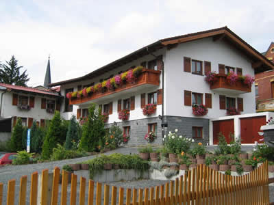 Landhotel Gasthof Zwota in Klingenthal: Landhotel in Klingenthal ab 86,- €. Dieses Hotel begrüßt Sie im malerischen Klingenthal und bietet einen Innenpool, Saunaeinrichtungen sowie kostenfreies WLAN. Das Landhotel Gasthof Zwote verfügt über ein Restaurant im Landhausstil mit einem herrlichen Biergarten, der unter alten Kastanienbäumen gelegen ist. <b>Das Landhotel Gasthof Zwota befindet sich im Bundesland Sachsen im Landkreis Vogtlandkreis und liegt 2 km von der tschechischen Grenze entfernt.</b> Ab 86,- EUR pro  und Nacht - buchen Sie jetzt!