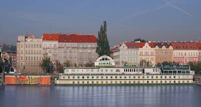 Hotel Admiral Botel in Prag: Hotel Admiral Botel in Prag ab 39,- €. Das neu renovierte Admiral Hotel bietet romantische und komfortable Unterkünfte in zentraler Lage und erwartet Sie direkt auf der Moldau. Sie wohnen hier zwischen dem Vyšehrad und der Palacký-Brücke auf einem Schiff. Das 3-Sterne-Hotel befindet sich in der tschechischen Hauptstadt Prag. Ab 39,- EUR pro Zimmer und Nacht - buchen Sie jetzt!