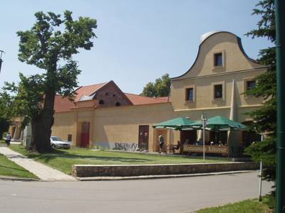 Hotel Antoň in Telč: Hotel Antoň in Telč ab 30,- €. Dieses Haus aus dem 16. Jahrhundert bietet komfortable Zimmer mit Sat-TV und kostenlosem WLAN sowie ein Restaurant mit Sommerterrasse. Das Schloss Renaissance von Telc und der Marktplatz liegen nur 7 Gehminuten entfernt. Das 3-Sterne-Hotel befindet sich im Bezirk Jindřichův Hradec in der Region Südböhmen. Ab 30,- EUR pro Zimmer und Nacht - buchen Sie jetzt!