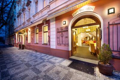 Hotel Aron in Prag: Hotel Aron in Prag ab 20,- €. In einer ruhigen Gegend im Stadtteil Zizkov erwartet Sie dieses Hotel zwischen dem Vitkov-Hügel und dem Parukarka-Park. Mit der Straßenbahn fahren Sie in 15 Minuten in die Prager Altstadt. Das 3-Sterne-Hotel befindet sich in der tschechischen Hauptstadt Prag. Ab 20,- EUR pro Zimmer und Nacht - buchen Sie jetzt!