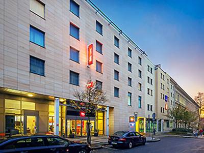 Hotel Ibis Praha Wenceslas Square in Prag: Hotel Ibis Praha Wenceslas Square in Prag ab 49,- €. Das Ibis Praha Wenceslas Square begrüßt Sie im Herzen des Prager Geschäftsviertels und nur etwa 5 Gehminuten vom berühmten Wenzelsplatz entfernt. Die hellen und klimatisierten Zimmer erwarten Sie mit Sat-TV und einer Dusche. Das 3-Sterne-Hotel befindet sich in der tschechischen Hauptstadt Prag. Ab 49,- EUR pro Zimmer und Nacht - buchen Sie jetzt!