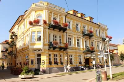 Hotel LD Palace im Kurort Franzensbad: Hotel LD Palace in Franzensbad ab 43,- €. Innerhalb der Kuranlagen von Franzensbad (Františkovy Lázně) erwartet Sie das LD Palace. Hier wohnen Sie in Zimmern mit kostenfreiem WLAN, die sich in verschiedenen Gebäuden des Komplexes befinden. Das 4-Sterne-Hotel befindet sich im Bezirk Cheb in der Region Westböhmisches Bäderdreieck. Ab 43,- EUR pro Zimmer und Nacht - buchen Sie jetzt!