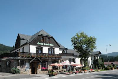 Hotel Lesní Dům im Kurort Janské Lázně: Hotel Lesní Dům in Janské Lázně ab 41,- €. Das Hotel Lesní dům erwartet Sie in Janské Lázně im Nationalpark Riesengebirge mit einem Außenpool. Das Hotel bietet direkten Zugang zu den Skipisten, eine Skiaufbewahrung sowie einen Verleih für Skiausrüstung. WLAN nutzen Sie kostenfrei. Das Hotel befindet sich im Bezirk Trutnov in der Region Riesengebirge. Ab 41,- EUR pro Zimmer und Nacht - buchen Sie jetzt!