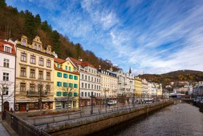 Hotel Maltezský Kříž in Karlsbad: Hotel Maltezský Kříž in Karlsbad ab 30,- €. Das Hotel Maltezský Kříž begrüßt Sie in einem renovierten Haus aus dem 18. Jahrhundert am linken Ufer des Flusses Tepla und bietet Ihnen elegante Zimmer mit gratis WLAN. Sie wohnen nur wenige Meter von der Flusspromenade entfernt. Das 3-Sterne-Hotel befindet sich im Bezirk Karlovy Vary in der Region Westböhmisches Bäderdreieck. Ab 30,- EUR pro Zimmer und Nacht - buchen Sie jetzt!