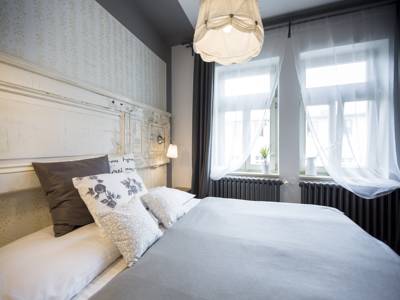 Hotel Miss Sophie's in Prag: Hotel Miss Sophie´s in Prag ab 32,- €. Das Boutique-Hotel Miss Sophie´s bietet Unterkünfte in der Prager Neustadt, nur 700 m vom Wenzelsplatz entfernt. Sie können bei einem Getränk an der hoteleigenen Bar verweilen und die Rezeption ist rund um die Uhr geöffnet. Das 4-Sterne-Hotel befindet sich in der tschechischen Hauptstadt Prag. Ab 32,- EUR pro Zimmer und Nacht - buchen Sie jetzt!