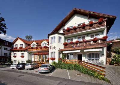 Hotel Penzion Rajsky in Krummau: Hotel Penzion Rajsky in Krummau ab 45,- €. Nur einen 10-minütigen Spaziergang von der Krummauer Altstadt und dem Hauptplatz das Hotel Rajský bietet Zimmer mit Sat-TV. Schloss Český Krumlov ist nur 17 Gehminuten entfernt. Jedes Zimmer umfasst ein eigenes Bad mit Dusche. Das 3-Sterne-Hotel befindet sich im Bezirk Český Krumlov in der Region Südböhmen. Ab 45,- EUR pro Zimmer und Nacht - buchen Sie jetzt!