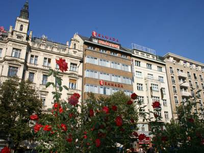 Hotel Ramada City Centre in Prag: Hotel Ramada City Centre in Prag ab 53,- €. Dieses 4-Sterne-Hotel liegt nur 300 Meter vom Hauptbahnhof entfernt und befindet sich direkt im Stadtzentrum von Prag am Wenceslas Platz. WLAN nutzen Sie in allen Zimmern kostenfrei. Das 4-Sterne-Hotel befindet sich in der tschechischen Hauptstadt Prag. Ab 53,- EUR pro Zimmer und Nacht - buchen Sie jetzt!