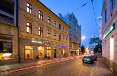 Hotel Rous in Pilsen: Hotel Rous in Pilsen ab 49,- €. Dieses luxuriöse Hotel genießt eine ideale Lage mitten im Zentrum von Pilsen, neben dem zentralen Platz der Republik (Námìstí Republiky). Freuen Sie sich im Hotel Rous auf kostenfreies WLAN und eine herrliche Aussicht auf die Altstadt. Das 4-Sterne-Hotel befindet sich im Bezirk Plzeň-město in der Region Pilsner Gebiet. Ab 49,- EUR pro Zimmer und Nacht - buchen Sie jetzt!