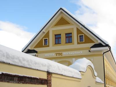Hotel TTC in Vrchlabí: Hotel TTC in Vrchlabí ab 57,- €. Das Hotel TTC liegt 2 km vom Skigebiet Herlikovice und 15 km von Spindleruv Mlyn entfernt direkt an der Elbe im Zentrum von Vrchlabí. Freuen Sie sich auf kostenfreies WLAN und ein Cafe mit einer Terrasse. Das 3-Sterne-Hotel befindet sich im Bezirk Trutnov in der Region Riesengebirge. Ab 57,- EUR pro Zimmer und Nacht - buchen Sie jetzt!