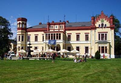 Hotel Zámek Mostov in Cheb: Hotel Zámek Mostov in Cheb ab 39,- €. Wohnen Sie in einem Schloss im Schlosshotel Mostov in stilvoll und komfortabel eingerichteten Doppelzimmern. Entspannen Sie sich unter der Aufsicht eines Physiotherapeuten bei einer Hydrotherapie. Das 3-Sterne-Hotel befindet sich im Bezirk Cheb in der Region Westböhmisches Bäderdreieck. Ab 39,- EUR pro Zimmer und Nacht - buchen Sie jetzt!