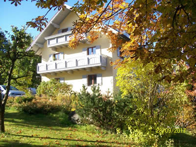 Pension Maier in Bayerisch Eisenstein: Pension in Bayerisch Eisenstein ab 65,- €. In Bayerisch Eisenstein bietet die Maier Pension ein Fitnesscenter, eine Gemeinschaftslounge, einen Garten und kostenfreies WLAN in allen Bereichen. Die Unterkunft bietet Familienzimmer und einen Kinderspielplatz. In der Pension stehen Ihnen Zeitungen, ein Faxgerät, ein Kopierer und ein Bankautomat zur Verfügung. <b>Die Maier Pension befindet sich im Bundesland Bayern im Landkreis Regen und liegt 1 km von der tschechischen Grenze entfernt.</b> Ab 65,- EUR pro  und Nacht - buchen Sie jetzt!