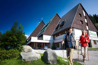 Parkhotel in Harrachov: Parkhotel in Harrachov ab 54,- €. Das Parkhotel Harrachov befindet sich in Rýžoviště in Harrachov, nur wenige Schritte von einer Piste nach Čertova Hora entfernt und bietet Wellnesseinrichtungen sowie ein Spielezimmer für Kinder. Das 3-Sterne-Hotel befindet sich im Bezirk Semily in der Region Isergebirge. Ab 54,- EUR pro Zimmer und Nacht - buchen Sie jetzt!