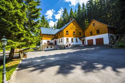 Pension Hotýlek Pod Smrkem in Harrachov: Pension Hotýlek Pod Smrkem in Harrachov ab 25,- €. Die Pension Hotýlek Pod Smrkem begrüßt Sie im Skiort Harrachov, 200 m vom Skilift Ryzoviste - Certova Hora entfernt. Kostenfreie Parkplätze stehen an der Unterkunft zur Verfügung. Die Pension befindet sich im Bezirk Semily in der Region Isergebirge. Ab 25,- EUR pro Zimmer und Nacht - buchen Sie jetzt!