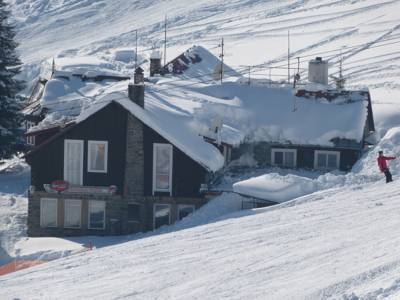 Penzion Lion in Pec pod Sněžkou: Penzion Lion in Pec pod Sněžkou ab 21,- €. Die Penzion Lion in Pec pod Sněžkou liegt direkt im Skigebiet. Sie bietet Zimmer mit authentischen Holzmöbeln, eine Bar und ein Restaurant. Im Sommer steht ein Tennisplatz zur Verfügung. Das WLAN nutzen Sie kostenfrei. Die 3-Sterne-Pension befindet sich im Bezirk Trutnov in der Region Riesengebirge. Ab 21,- EUR pro Zimmer und Nacht - buchen Sie jetzt!