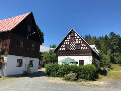 Pension Untere Rauner Mühle in Bad Brambach: Pension in Bad Brambach ab 73,- €. Diese für seine Gastfreundschaft bekannte Pension begrüßt Sie in einer reizvollen Umgebung mit vielen Wanderwegen durch Wälder, Wiesen und Täler. Die Pension ist Teil einer denkmalgeschützten Sehenswürdigkeit in dem Dorf Raun. Die Privatparkplätze an der Unterkunft stehen Ihnen kostenfrei zur Verfügung. <b>Die Pension Untere Rauner Mühle befindet sich im Bundesland Sachsen im Landkreis Vogtlandkreis und liegt 10 km von der tschechischen Grenze entfernt.</b> Ab 73,- EUR pro  und Nacht - buchen Sie jetzt!