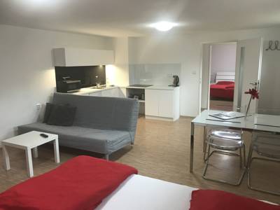 Red Travel Apartment in Dvůr Králové nad Labem