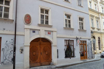 U Cervene Zidle Hotel in Prag: U Cervene Zidle Hotel in Prag ab 45,- €. Dieses aus dem 15. Jahrhundert stammende Gebäude befindet sich in einer kleinen Straße mit Kopfsteinpflaster, im historischen Zentrum von Prag, nur 300 Meter von der Karlsbrücke entfernt. Das 3-Sterne-Hotel befindet sich in der tschechischen Hauptstadt Prag. Ab 45,- EUR pro Zimmer und Nacht - buchen Sie jetzt!