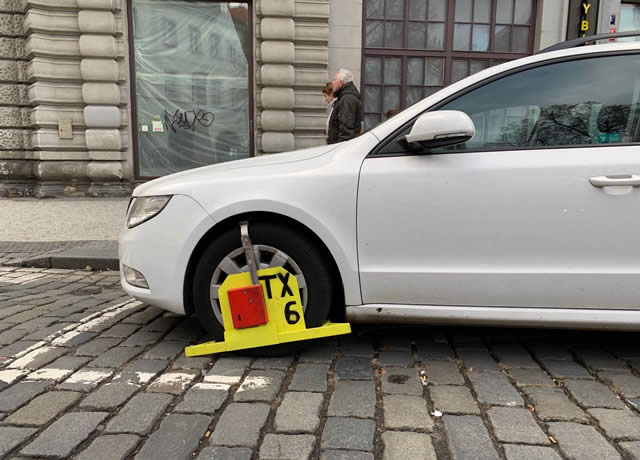 Gesperrt Parkkralle Für Geparkte Autos Stockfoto und mehr Bilder