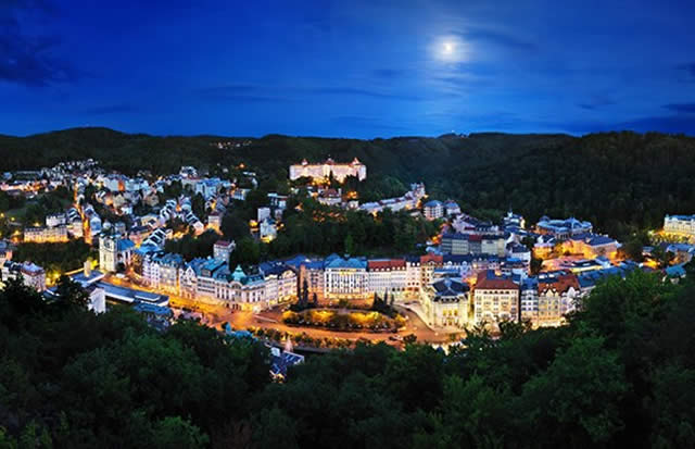 Karlovy Vary bei Nacht